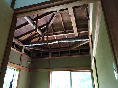 東側天井裏.jpg